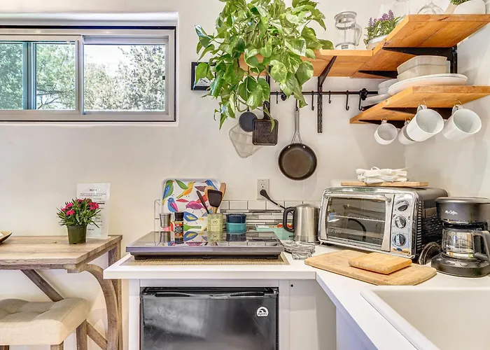 Casa Paloma Studio: Artsy & Airy W/ Hot Tub Access