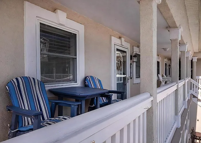 Beautiful Two Story Condo With Pool By Beach