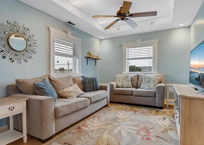 Beautiful Two Story Condo With Pool By Beach