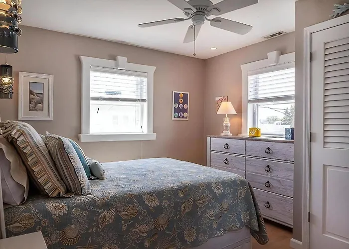 Beautiful Two Story Condo With Pool By Beach