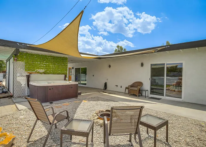 Joshua Tree Getaway W/ Hot Tub, Pool & Fire Pit