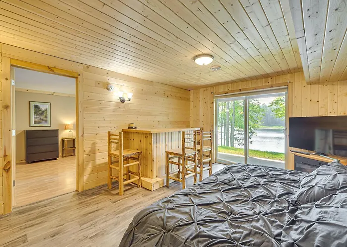Four-Season Lake Cabin W/ Canoe & Paddle Boat!