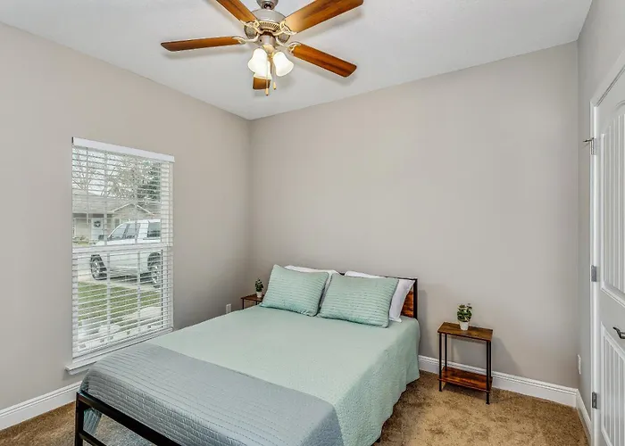 Lovely Townhome In Pensacola - Cozy & Modern Retreat