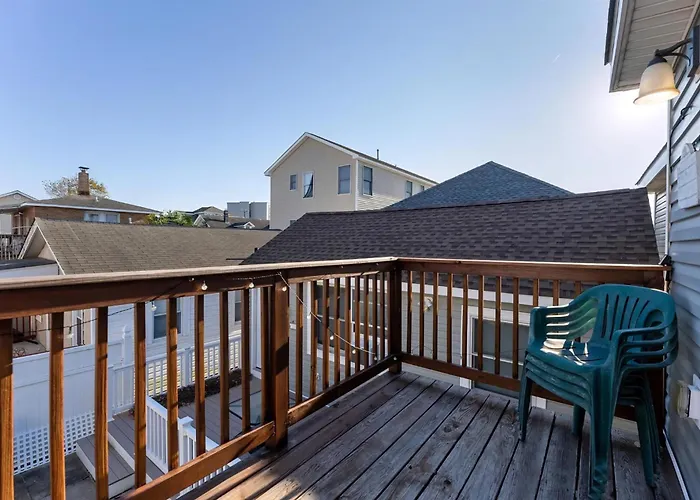 Comfortable 2Br Nest Home Short Walk To Beach And Bay!