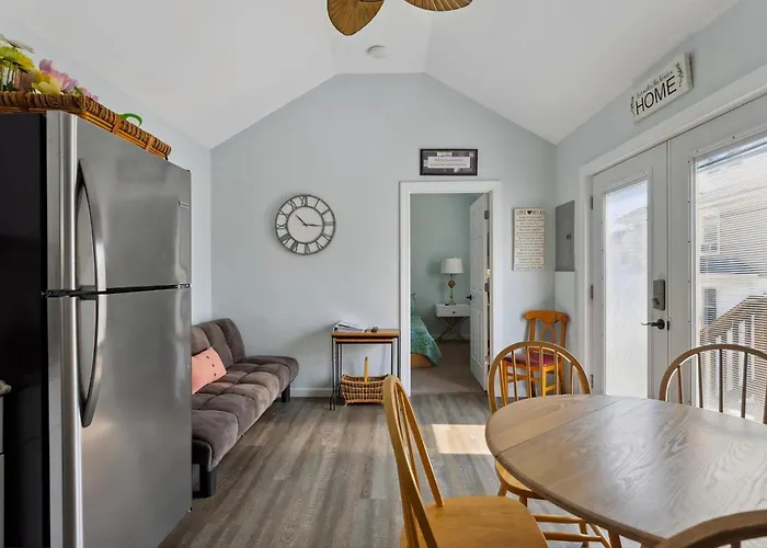 Comfortable 2Br Nest Home Short Walk To Beach And Bay!