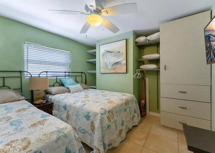 Above The Sea - 1 Bedroom Condo W/ A Pool & Ocean Views