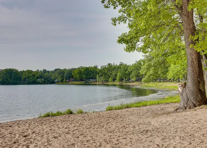 Updated Wellston Cabin, Walk To Lake Beach + Dock!