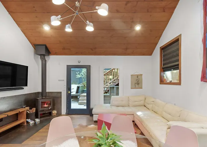 Artsy Retreat - Woodstove Grill And Patio