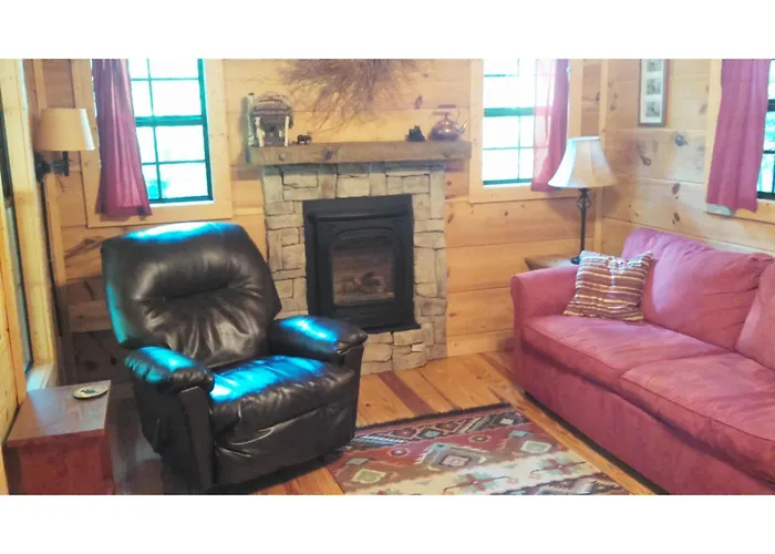 Cabin In The Woods-Peaceful 1Br 20-Acre Rural Retreat-Hottub&Wifi Near Asheville