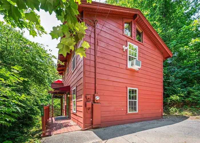 Peaceful Pines Cabin-Patio With Hot Tub For Small Families Or Couples