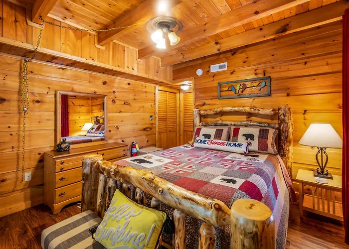 Peaceful Pines Cabin-Patio With Hot Tub For Small Families Or Couples