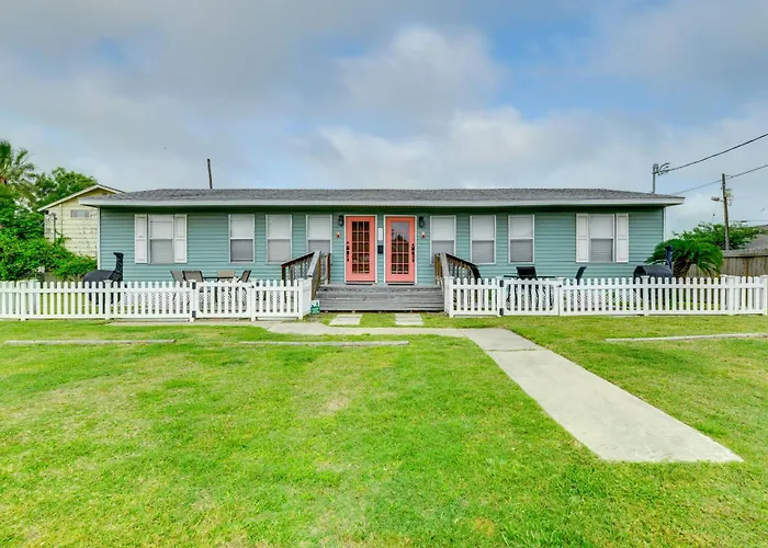 Walk To Beach & Pier: Updated Abode In Rockport!