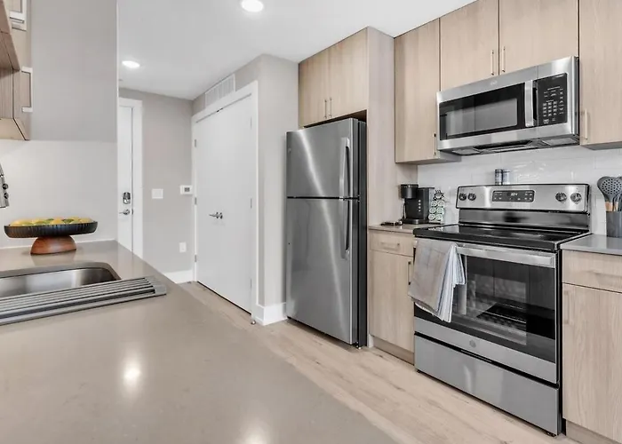 Floor To Ceiling Windows- Bridge Views - Studio