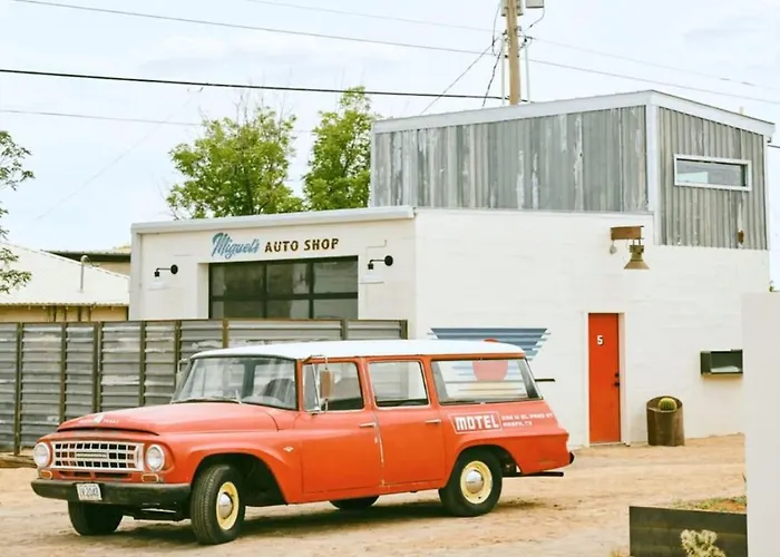Artful Studio At Iconic Property