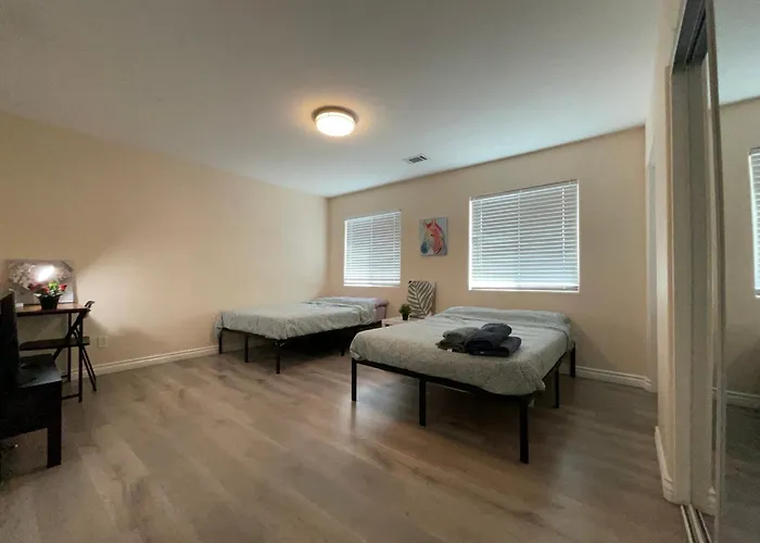 The Disney Hostel - Santa Ana - Oc