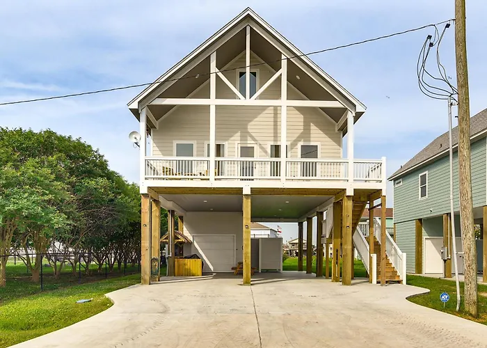 Family Home, Walk To Crystal Beach & Conveniences