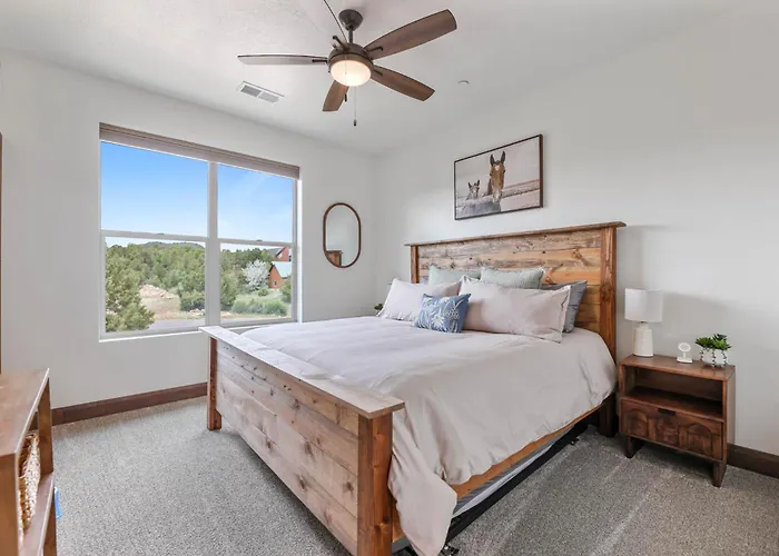 Zion Breeze - New! 6 King Suites, 8 Bdrm, Hot Tub, Ev, E-Scooters