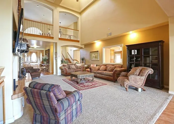 Lakeside Mansion Waterfront 34 Beds Boat Ramp