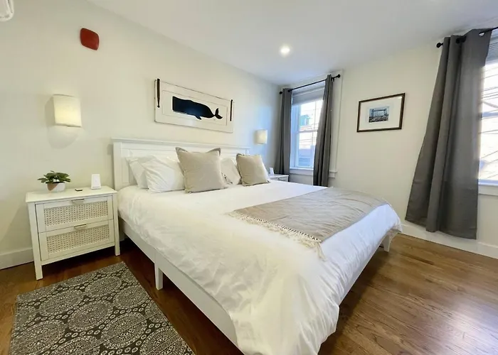 4 King Suites, Downtown, Outlets, Beach, Historic