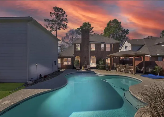 Luxurious Tomball Getaway