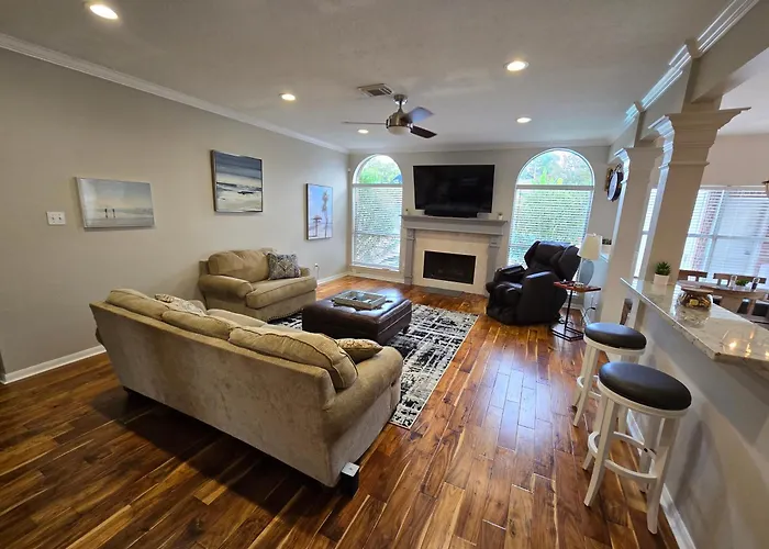 Luxurious Tomball Getaway