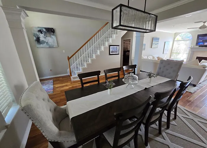 Luxurious Tomball Getaway
