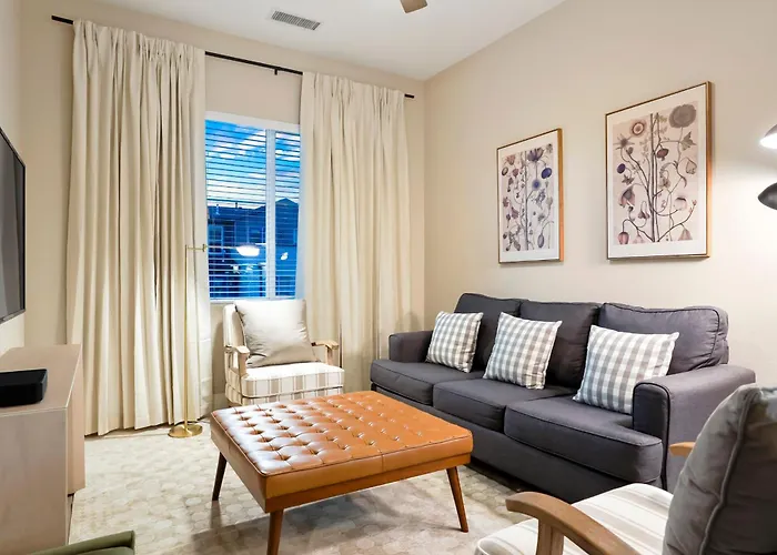 Unbeatable Location Golden Condo - Walk Everywhere