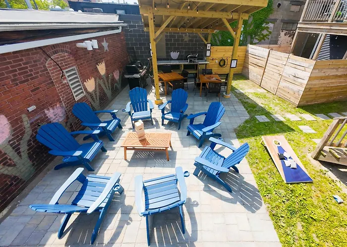 Jennifer'S Stylish Apt Private Deck Backyard Oasis