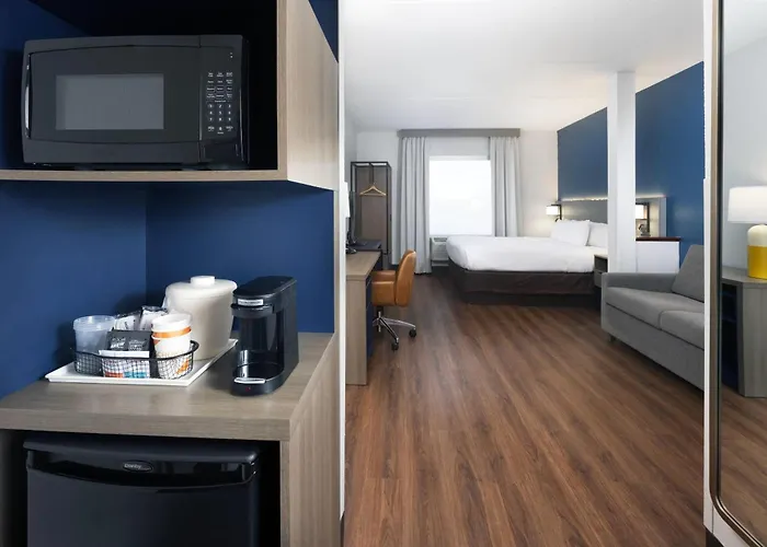 Comfort Suites Outlet Center