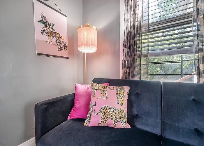 Jungle Themed Apt. Close To Coffee, Food + Shops!