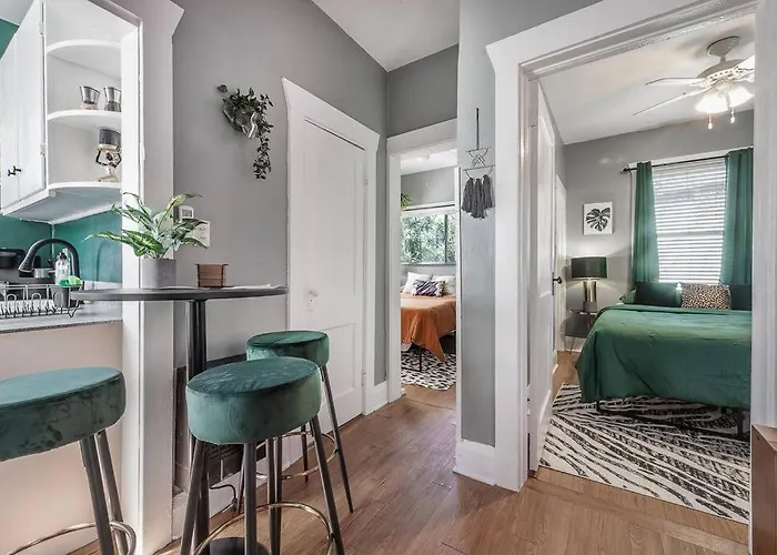 Jungle Themed Apt. Close To Coffee, Food + Shops!