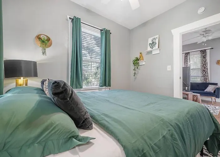 Jungle Themed Apt. Close To Coffee, Food + Shops!