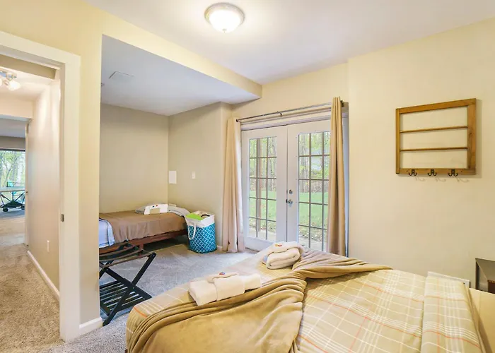 Game Room Cabin Pool & Winter Hot Tub Access
