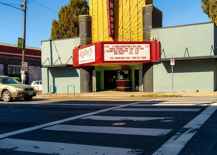 Stay Portland - Pdx Art Deco Lounge - Local Eateries, Bars & Shops