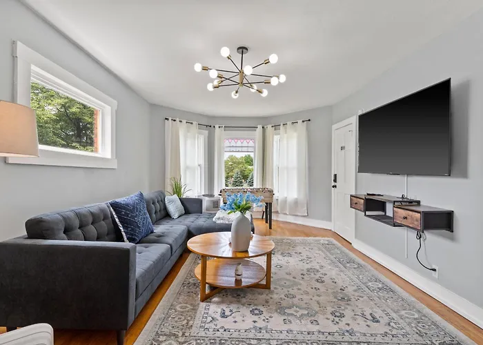 Spacious Modern 6Br Near Su, Destiny Usa, Zoo & Downtown, Sleeps 18