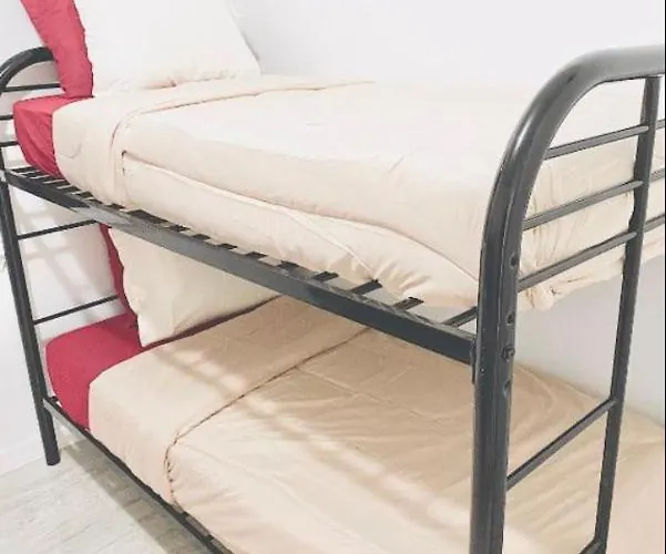 The Hollywood International Hostel - 24 Hour Check In - Under New Management