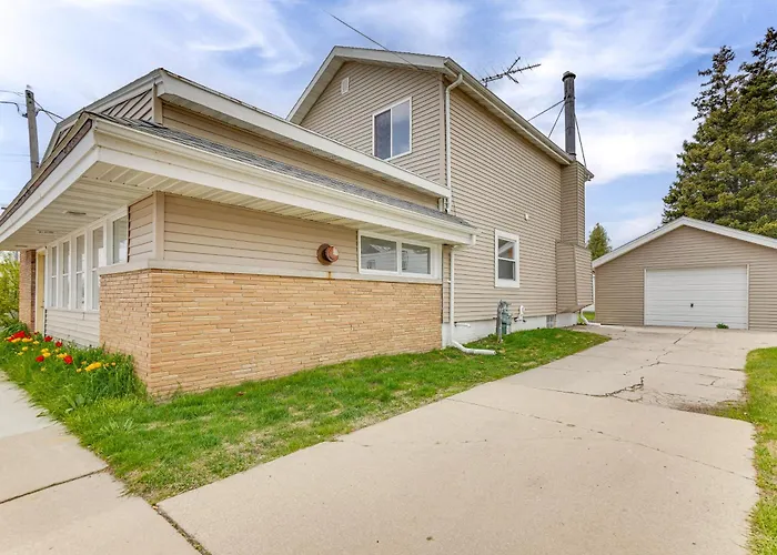 1 Mi To Shore: Lake Michigan Retreat W/ Game Room!