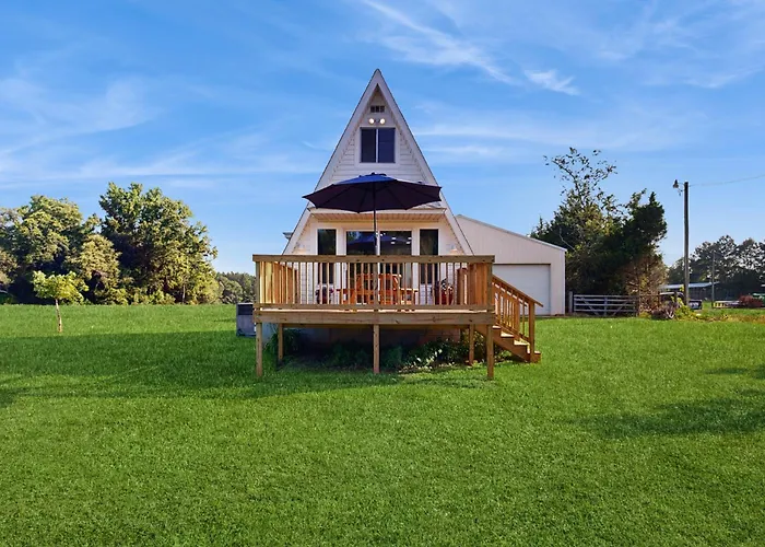 3 Mi To Lake Murray: Dog-Friendly Cabin W/ Deck