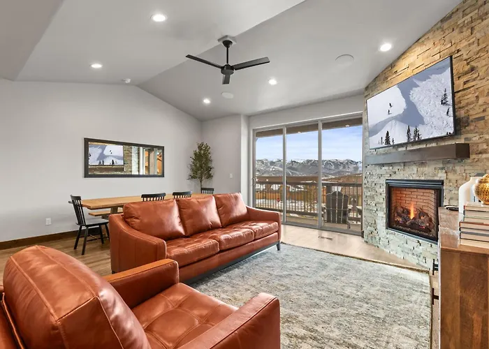 Spacious 4-Bedroom Townhome Black Rock