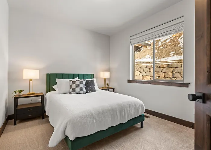 Spacious 4-Bedroom Townhome Black Rock