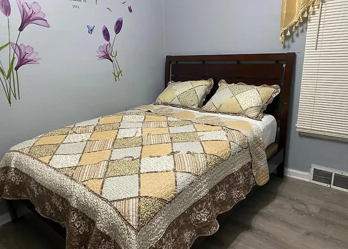 At The Center Of Dearborn, Mi 2 Bedroom Apartment With Backyard And Balcony