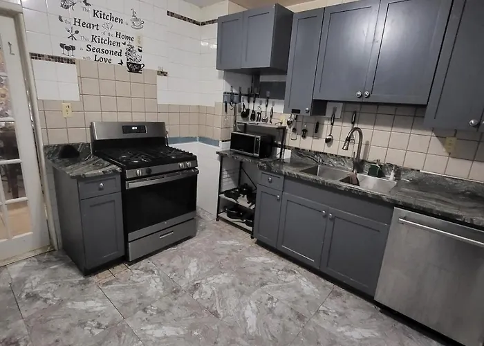 At The Center Of Dearborn, Mi 2 Bedroom Apartment With Backyard And Balcony