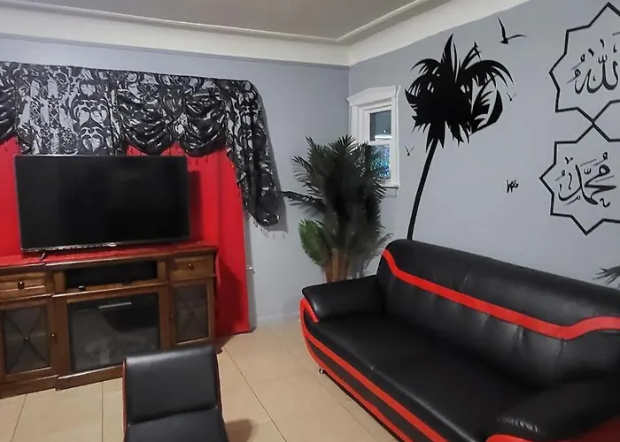 At The Center Of Dearborn, Mi 2 Bedroom Apartment With Backyard And Balcony