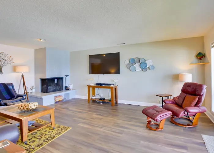 Comfortable Lincoln City Condo W/ Patio & Views!