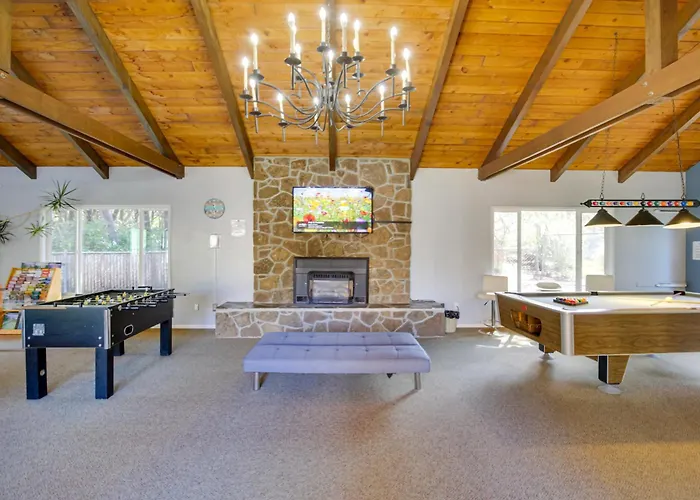 Comfortable Lincoln City Condo W/ Patio & Views!