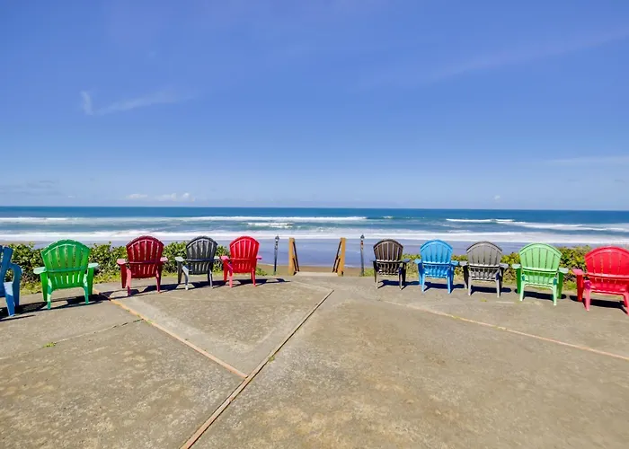 Comfortable Lincoln City Condo W/ Patio & Views!