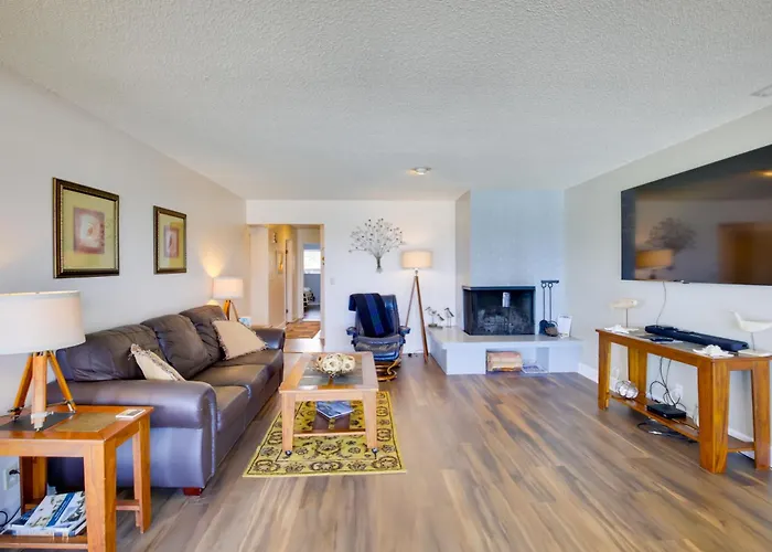 Comfortable Lincoln City Condo W/ Patio & Views!
