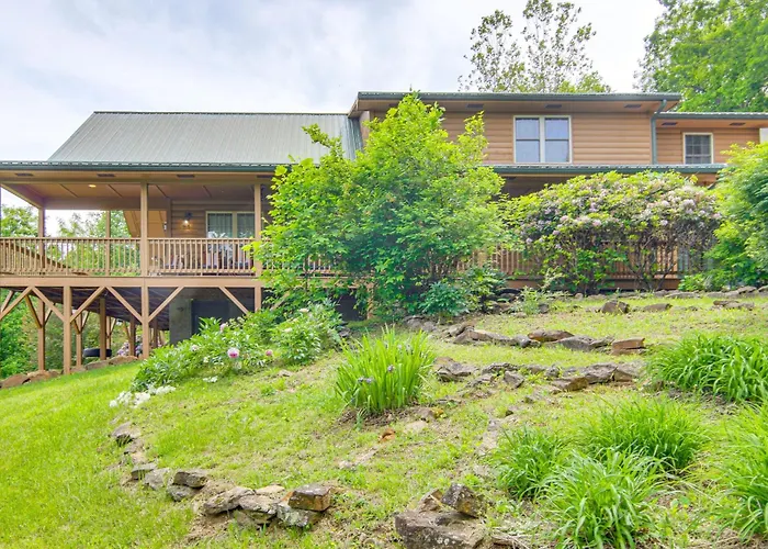 On-Site Forest Trail Access! Home In Burnsville