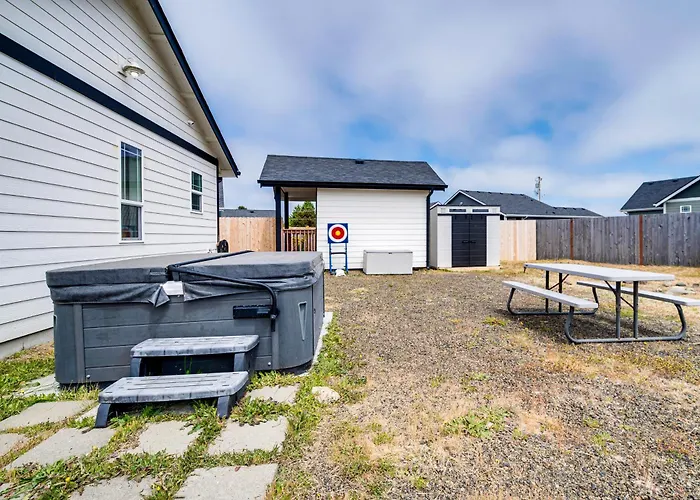 Hot Tub: Modern Ocean Shores Home, 2 Mi To Beach!