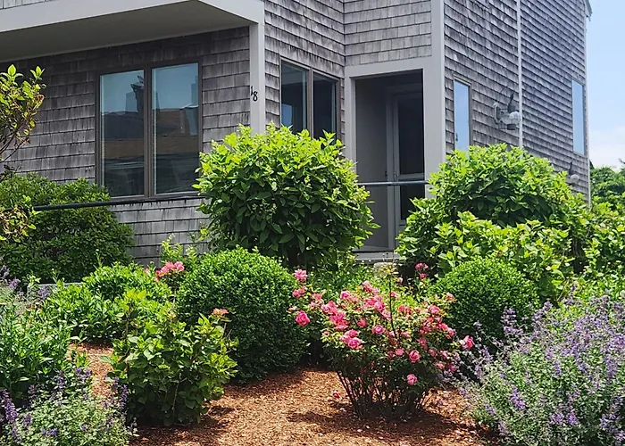 Spacious Oceanfront 3Br Condo With Private Beach In Ideal Hyannis Location